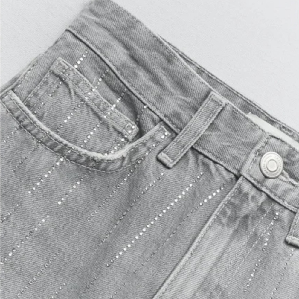 Like new ZARA ZW MID RISE JEWEL LOOSE
BOYFRIEND JEANS